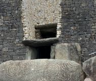 25 newgrange closeup